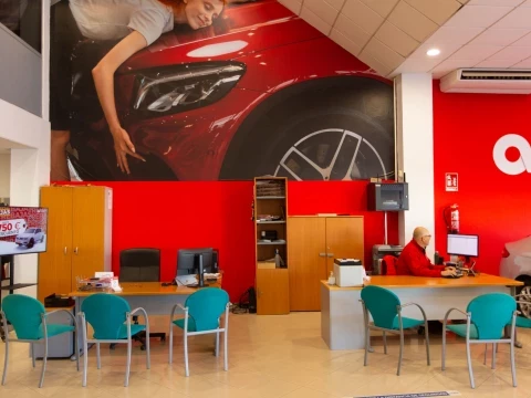 Zona de atención al cliente en Driveris La Esperanza en Huelva.