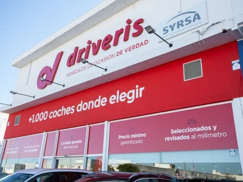 Vista lateral de la fachada de Driveris La Esperanza en Huelva.