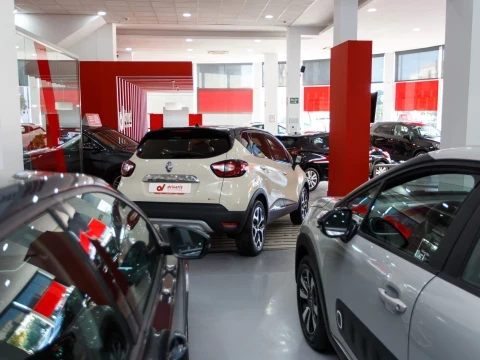 Interior de Driveris Polígono PISA con coches en exhibición.