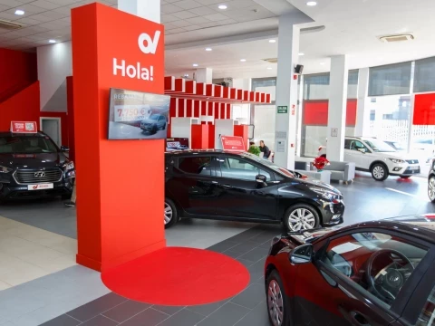 Zona central del showroom en Driveris Polígono PISA con columna de bienvenida.