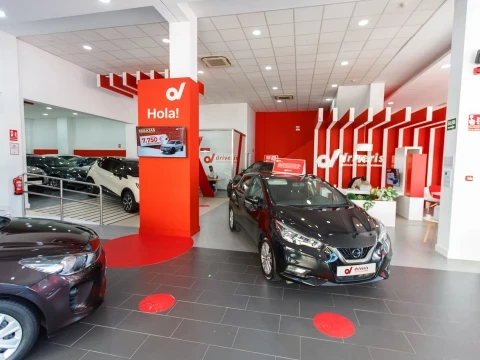Vista frontal del showroom en Driveris Polígono PISA con decoración roja.