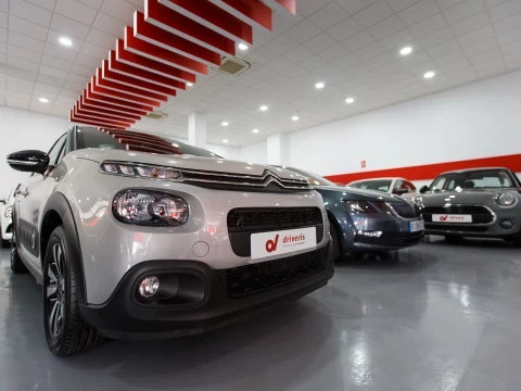 Primer plano de un Citroën en Driveris Polígono PISA.
