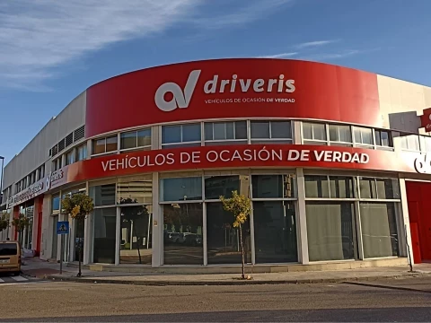 Fachada trasera de Driveris Polígono PISA con logotipo y eslogan.