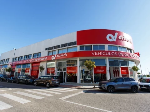 Fachada de Driveris Polígono PISA con logotipo y mensaje "Vehículos de ocasión de verdad".