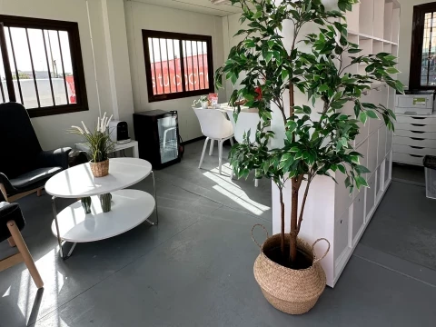 Interior del concesionario Driveris con decoración moderna y mesas de atención