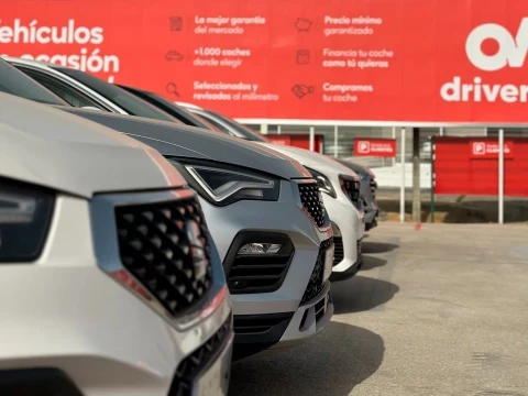 Primer plano de coches en exposición en el concesionario Driveris
