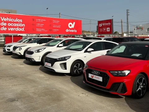 Línea de coches en exposición en el concesionario Driveris con modelos de varias marcas