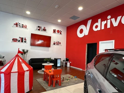 Área de espera y zona infantil en el concesionario Driveris Córdoba.