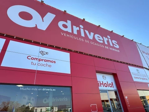 Fachada principal de Driveris Córdoba con el logotipo destacado en rojo.