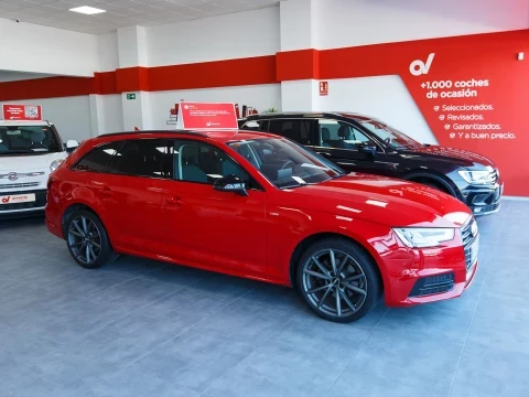 Exposición de coches en Driveris Jerez con un coche rojo en primer plano.