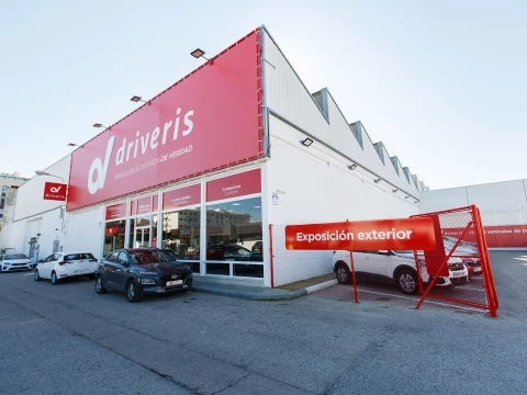 Fachada principal del concesionario Driveris en Jerez de la Frontera.