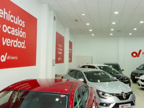 Interior de Driveris Écija con coches en exhibición.