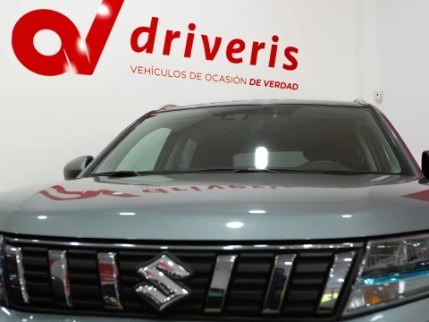 Primer plano de un Suzuki en exposición en Driveris Écija.