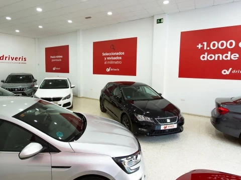 Sala de exposición en Driveris Écija con coches seleccionados.
