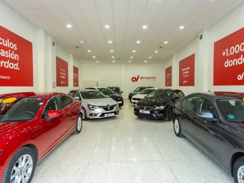 Vista frontal de coches en exposición en Driveris Écija.