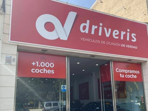 Fachada de Driveris Écija con el logotipo y mensaje "+1.000 coches".