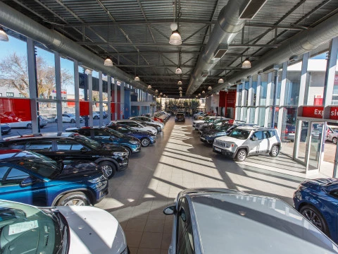 Exposición de coches de ocasión en Driveris desde un ángulo superior.