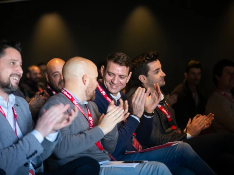 Personas con lanyards de Driveris asistiendo a una conferencia.