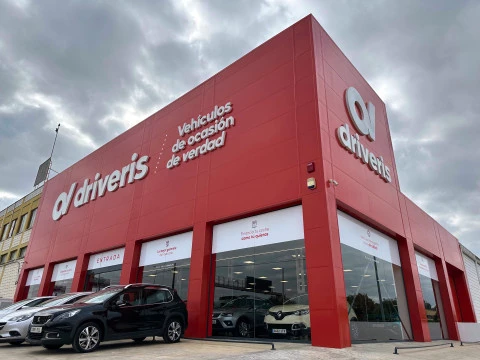 Vista exterior del concesionario Driveris con coches de ocasión Carretera Amarilla