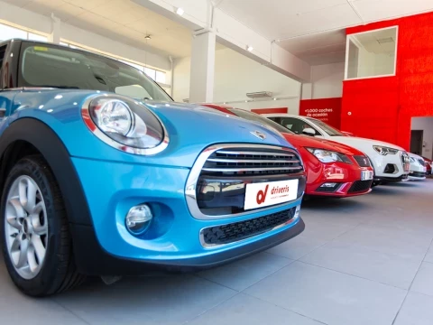 Mini azul en exposición en Driveris Cádiz.