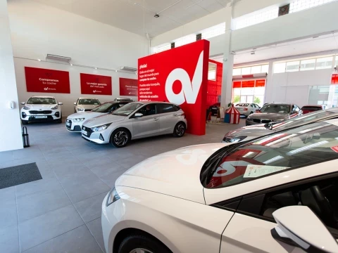 Interior del concesionario Driveris Cádiz con coches de ocasión en exposición.