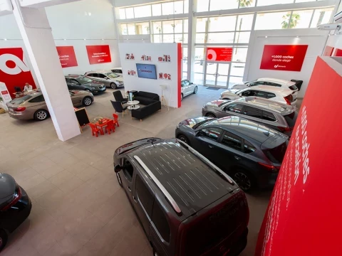 Sala de exposición de Driveris Cádiz vista desde un ángulo superior.