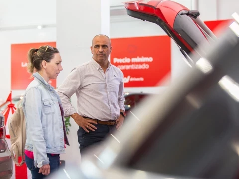 Asesor y cliente revisando un coche en Driveris Cádiz.