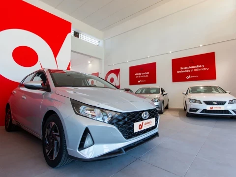 Vehículo plateado en exposición en Driveris Cádiz.