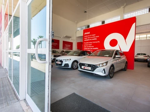 Entrada principal al concesionario Driveris Cádiz con coches expuestos.