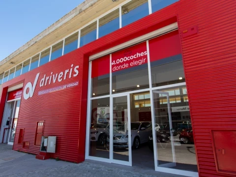 Entrada lateral de Driveris Cádiz con mensaje promocional sobre la variedad de coches.