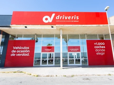 Fachada principal de Driveris en Cádiz con el logotipo y lema destacado.