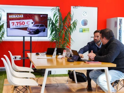 Vista de la sala de exposición en Driveris Sevilla con decoración moderna y coches exhibidos