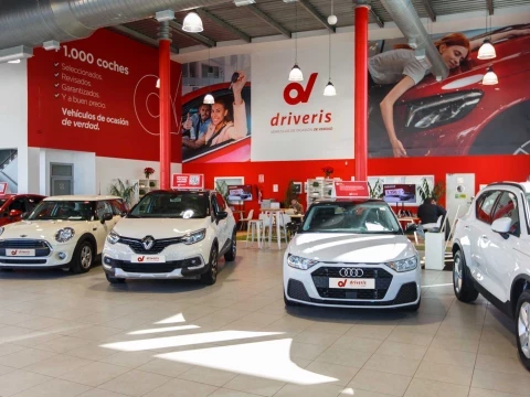 Sala de exposición en Driveris Sevilla con coches Renault y Audi en primer plano