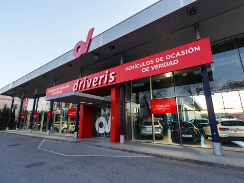 Fachada principal del concesionario Driveris en Calonge, Sevilla, con diseño moderno