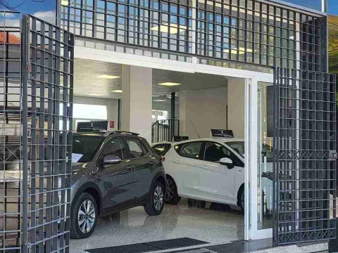 Entrada y exposición de coches seminuevos en Automóviles CALCU Málaga