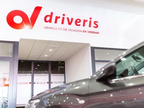 Logotipo de Driveris sobre la entrada del concesionario en Trigueros.