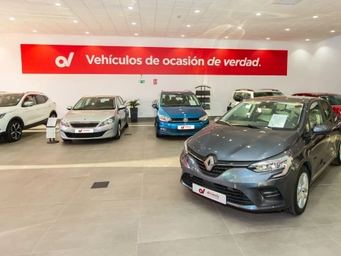 Primer plano de un Opel en exposición en Driveris Trigueros, Huelva.