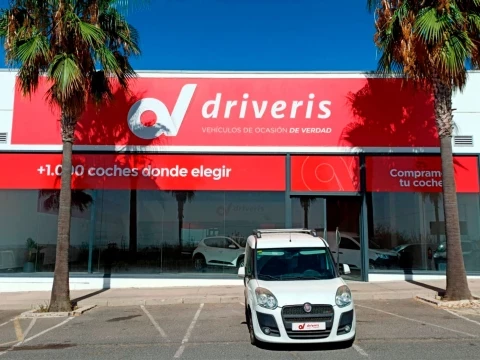 Fachada principal de Driveris Trigueros en Huelva con un coche expuesto.
