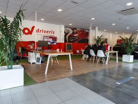 Exposición de coches y área de atención al cliente en Driveris Almería.