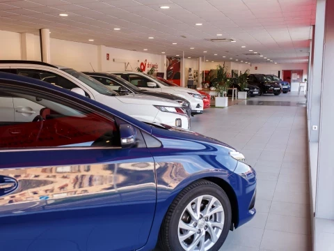 Vista lateral de la exposición de coches en Driveris Almería.
