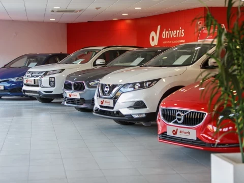Exposición de coches de ocasión en Driveris Almería con varios modelos disponibles