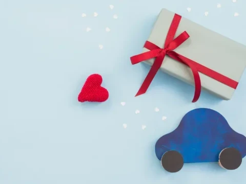 Dibujo de un coche sin detalle con un regalo encima