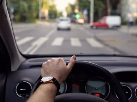 La DGT prohíbe hablar con los peatones