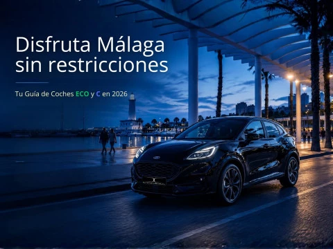 Ford Puma negro circulando por el Palmeral de las Sorpresas de Málaga al atardecer para ilustrar una guía sobre etiquetas C, ECO y CERO en Málaga 2026 de Automóviles CALCU.