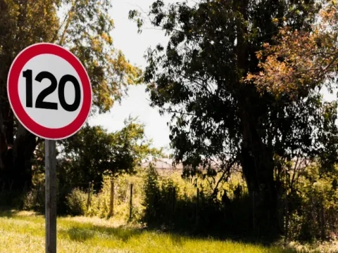 Señal de velocidad en una carretera