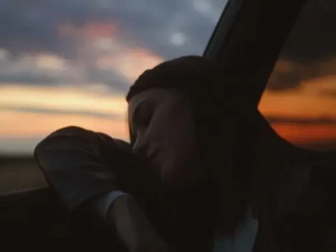 Persona durmiendo en su coche de noche