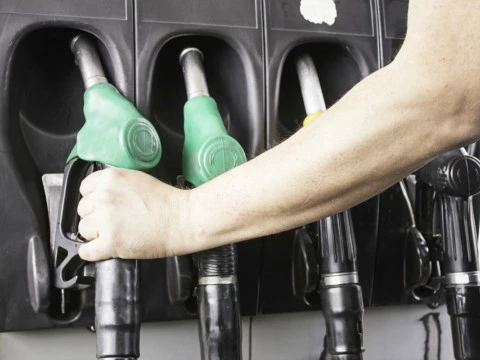 Poner gasolina en un diésel