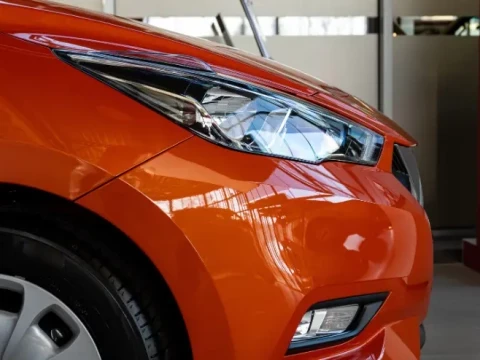 parte delantera de un vehículo rojo