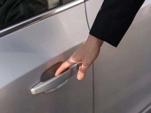 no puedo abrir el coche ni con mando ni con llave