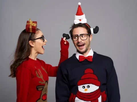 Pareja divertida con adornos navideños